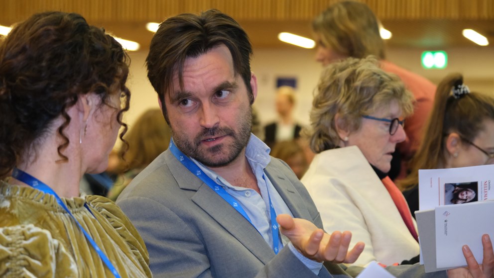 Man explaining somehting to a woman using hand gesture